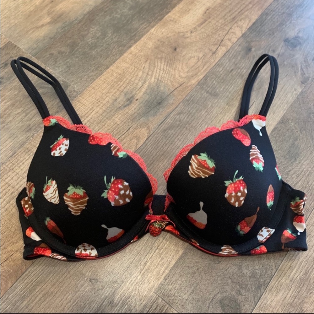 Like new 34 C Victoria’s Secret push up bra